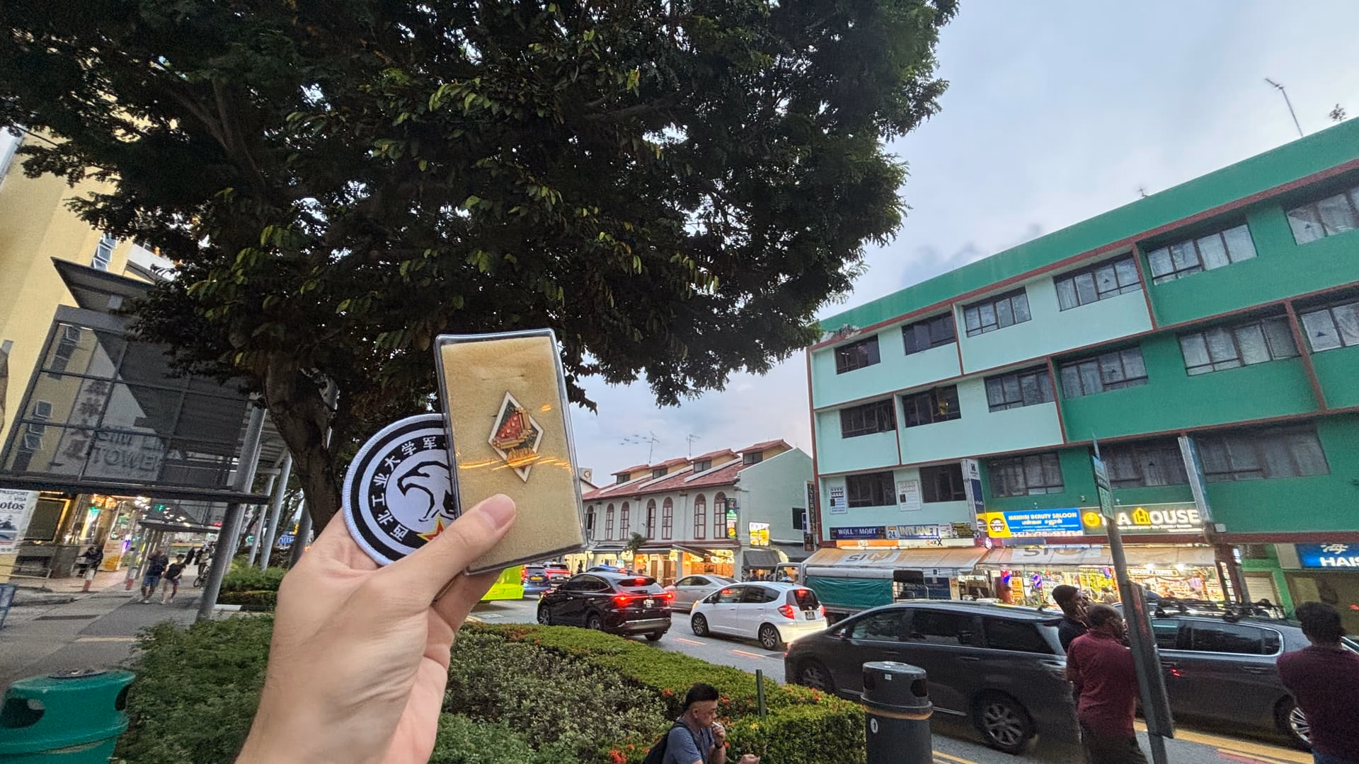 能看清背景的飞机吗?